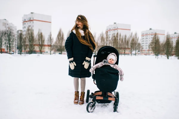 Ung Mamma Med Lilla Dotter Vinterdag — Stockfoto