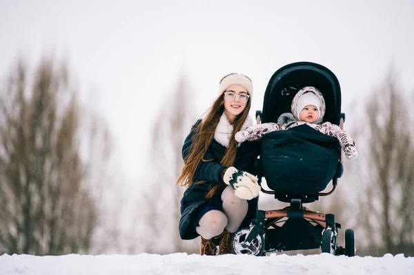 Ung Mamma Med Lilla Dotter Vinterdag — Stockfoto