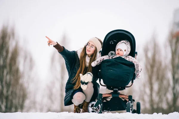 Young Mother Little Daughter Winter Day — Stock Photo, Image