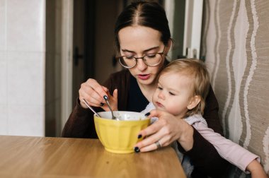 küçük kızının evde lezzetli çorba ile beslenme anne