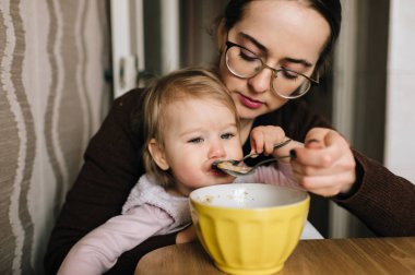 küçük kızının evde lezzetli çorba ile beslenme anne