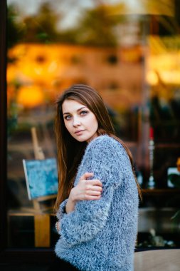 vitrin önünde poz genç güzel kadın