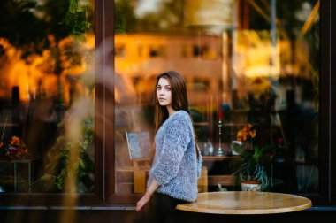 vitrin önünde poz genç güzel kadın