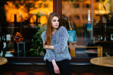 vitrin önünde poz genç güzel kadın