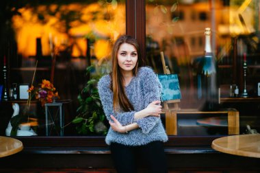 vitrin önünde poz genç güzel kadın