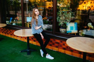 vitrin önünde poz genç güzel kadın