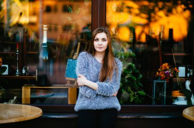 vitrin önünde poz genç güzel kadın