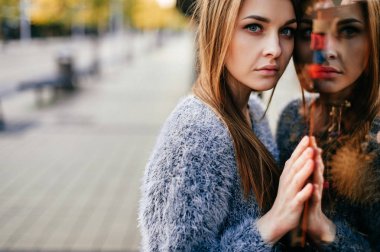 ayna yansıması ile vitrin önünde poz genç güzel kadın