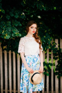 retro tarzı giyim yaz gününde genç çekici kadın