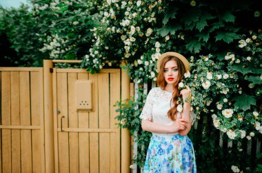 retro tarzı giyim yaz gününde genç çekici kadın