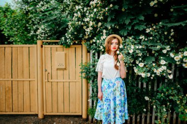 retro tarzı giyim yaz gününde genç çekici kadın