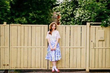 retro tarzı giyim yaz gününde genç çekici kadın