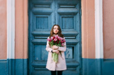 güzel genç kadın sokağa poz Lale buketi ile