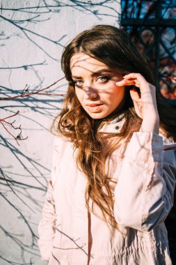 sokakta poz güzel genç kadın portresi