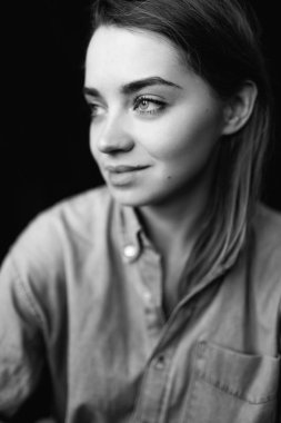 Güzel bir genç kadının siyah beyaz portresi. 