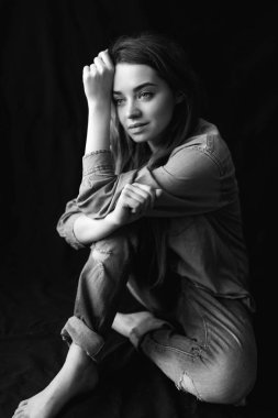 Güzel bir genç kadının siyah beyaz portresi. 