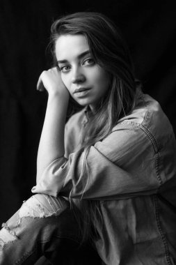 Güzel bir genç kadının siyah beyaz portresi. 
