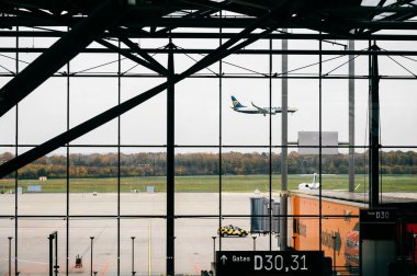 Köln, Almanya - 16 Kasım 2017: Bonn Köln Havaalanı pist, bekleme salonunda görünümünden