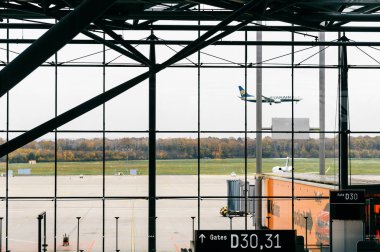 Köln, Almanya - 16 Kasım 2017: Bonn Köln Havaalanı pist, bekleme salonunda görünümünden