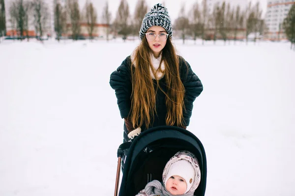 Молодая Мать Маленькой Дочерью Зимний День — стоковое фото