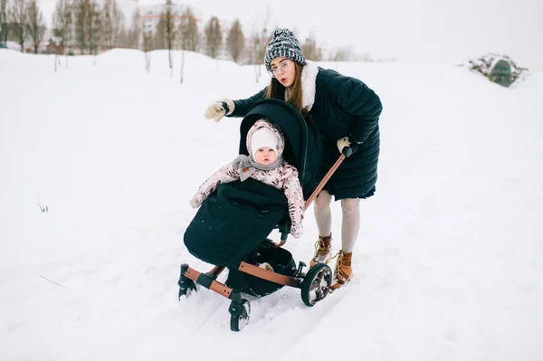 Jovem Mãe Com Pequena Filha Dia Inverno — Fotografia de Stock