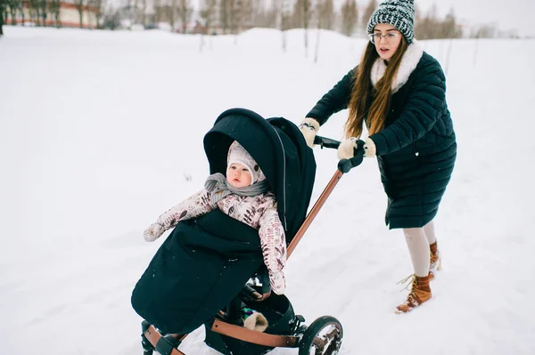 Jovem Mãe Com Pequena Filha Floresta Dia Inverno — Fotografia de Stock