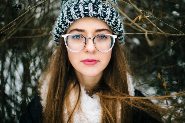 Jovem Bela Mulher Posando Floresta Nevada Dia Inverno — Fotografia de Stock