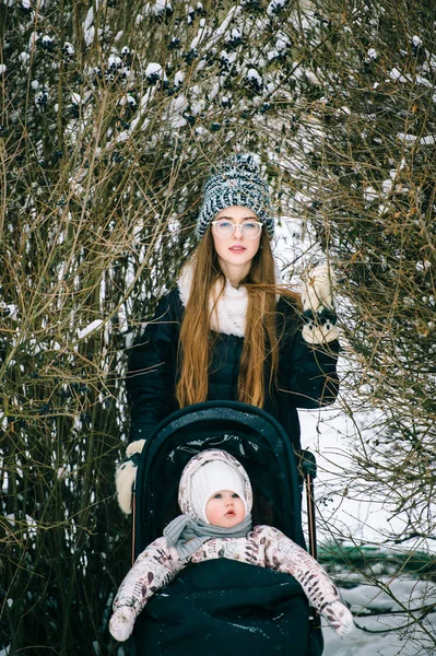 Ung Mamma Med Lilla Dotter Skogen Vinterdag — Stockfoto