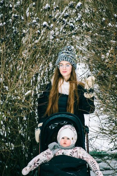 Ung Mamma Med Lilla Dotter Skogen Vinterdag — Stockfoto
