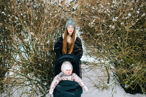 Молодая Мать Маленькой Дочерью Лесу Зимний День — стоковое фото