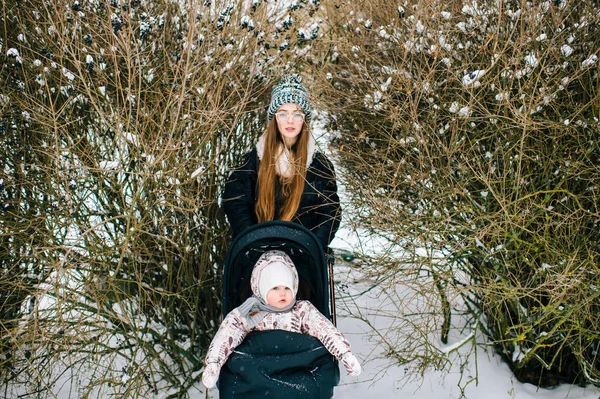 Madre Joven Con Hija Pequeña Bosque Día Invierno —  Fotos de Stock