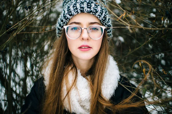 Jovem Bela Mulher Posando Floresta Nevada Dia Inverno — Fotografia de Stock