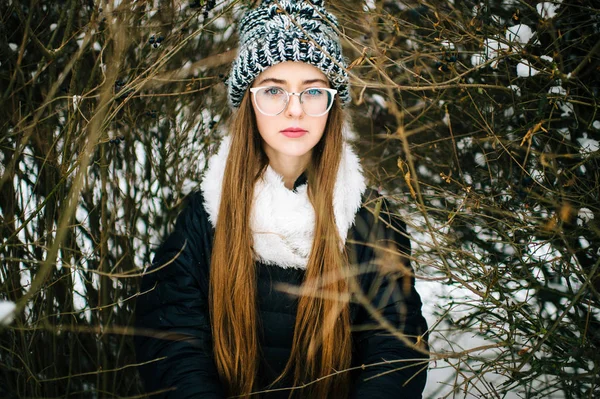 Ung Vacker Kvinna Poserar Snöiga Skogen Vinterdag — Stockfoto