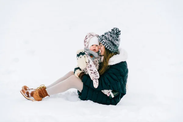 Kış Gününde Küçük Kızı Ile Genç Anne — Stok fotoğraf