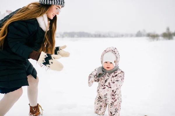 Ung Mamma Med Lilla Dotter Vinterdag — Stockfoto