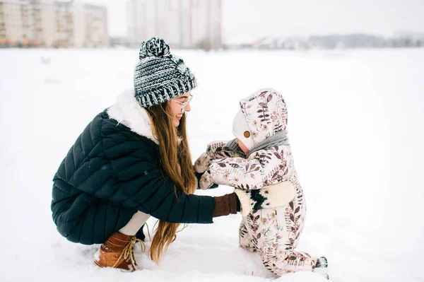 Молодая Мать Маленькой Дочерью Зимний День — стоковое фото