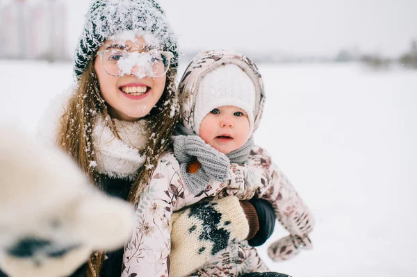 冬の日の幼い娘を持つ若い母親 — ストック写真