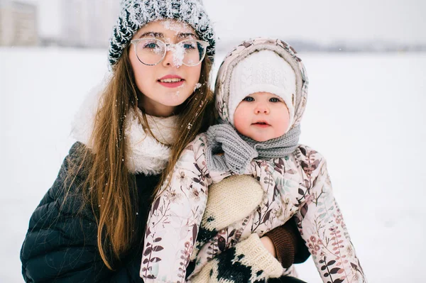 Ung Mamma Med Lilla Dotter Vinterdag — Stockfoto