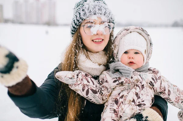 Jovem Mãe Com Pequena Filha Dia Inverno — Fotografia de Stock