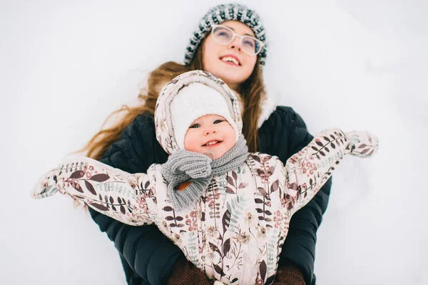 Junge Mutter Mit Kleiner Tochter Einem Wintertag — Stockfoto