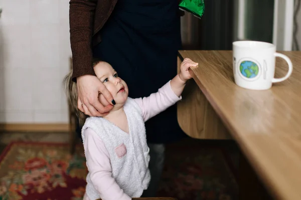 Partial View Mother Little Daughter Home — Stock Photo, Image