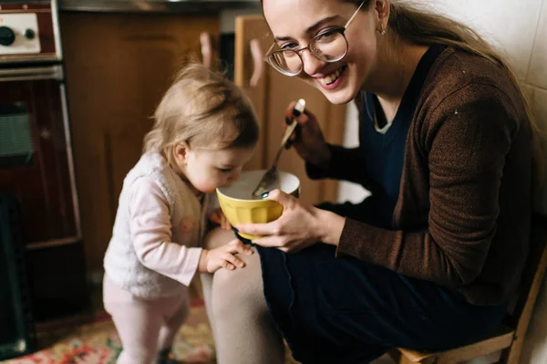 Mãe Alimentando Filhinha Com Sopa Deliciosa Casa — Fotografia de Stock