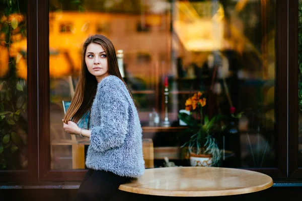 vitrin önünde poz genç güzel kadın