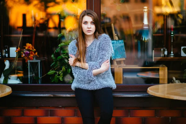 vitrin önünde poz genç güzel kadın