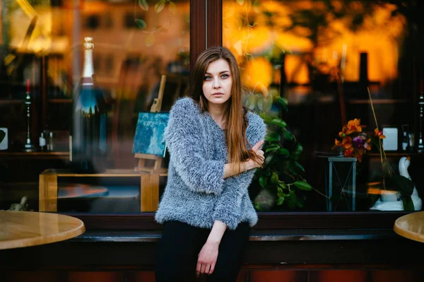 Jeune Belle Femme Posant Devant Vitrine — Photo