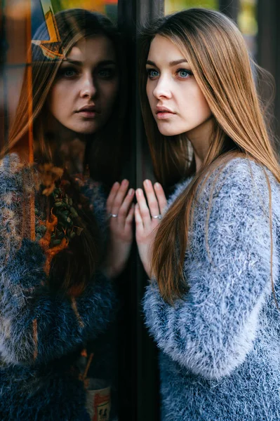 Молодая Красивая Женщина Позирует Перед Витриной Зеркальным Отражением — стоковое фото
