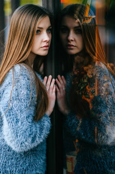 Joven Hermosa Mujer Posando Delante Vitrina Con Reflejo Espejo — Foto de Stock