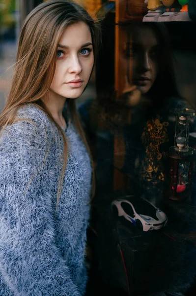 ayna yansıması ile vitrin önünde poz genç güzel kadın