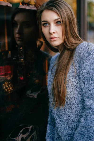 Молодая Красивая Женщина Позирует Перед Витриной Зеркальным Отражением — стоковое фото