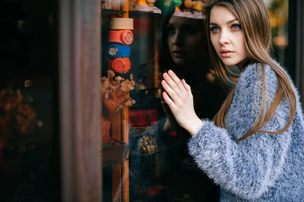 Junge Schöne Frau Posiert Vor Vitrine Mit Spiegelreflex — Stockfoto